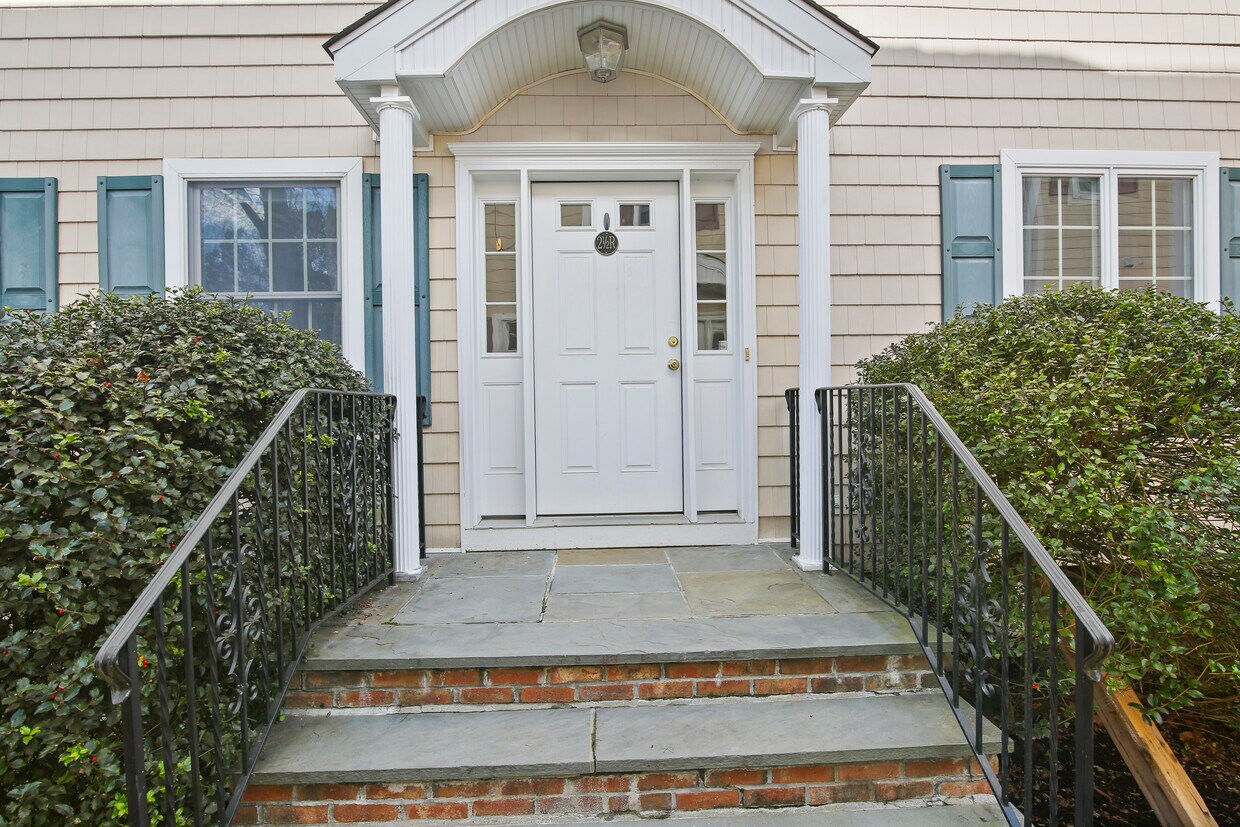 2 1/2 Cos Cob Ave, Greenwich, CT 06807 Condo for Rent in Greenwich