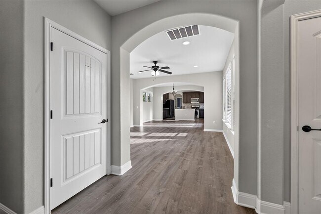 Building Photo - 5800 Baythorne Dr