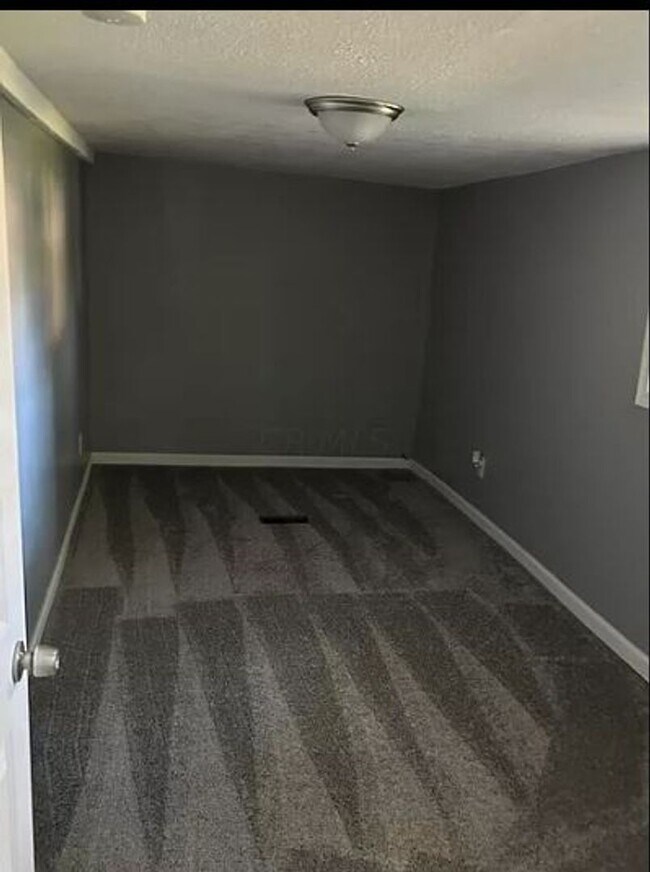 Building Photo - Super Cozy House in Utica Near Intel Site