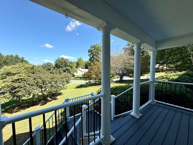 Foto del edificio - 1721 Honeysuckle Ln