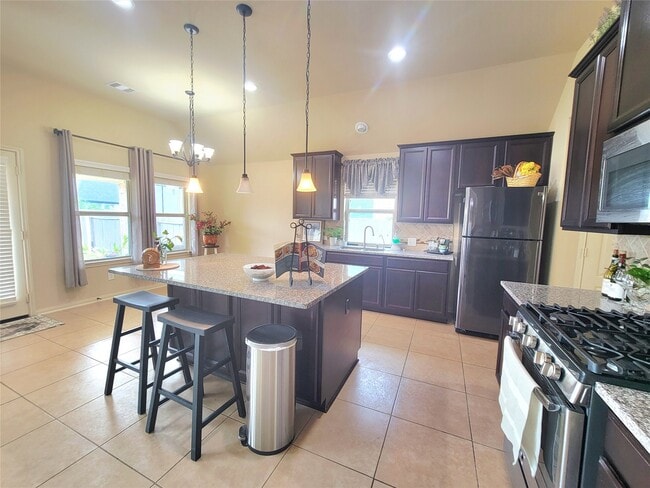 Building Photo - 142 Round Lake Dr