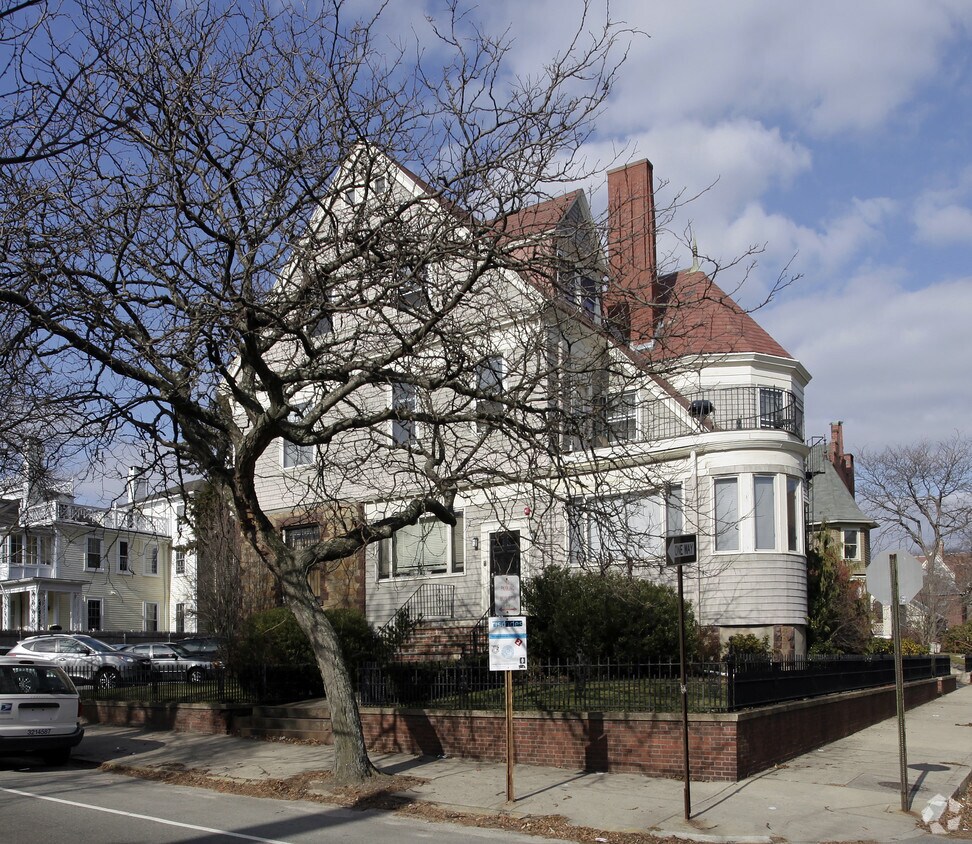 Building Photo - 314 Angell St