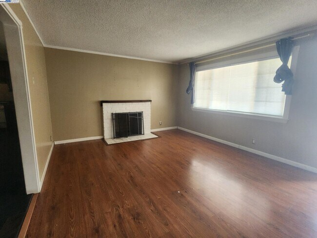 Foto del edificio - 7482 Larkdale Ave