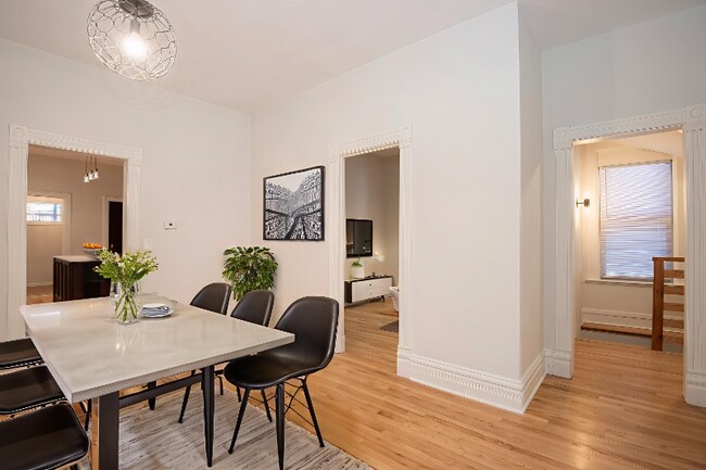 Foto del edificio - 2176 N Maplewood Ave