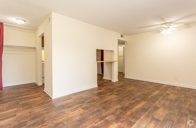 1BR, 1BA - 713 SF - Greenbrier Apartments