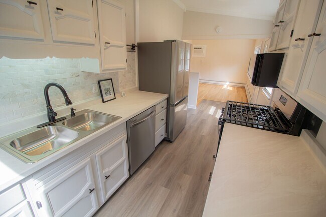 Foto del edificio - Newly Renovated 3 BR - 1 BA Ranch in Latham