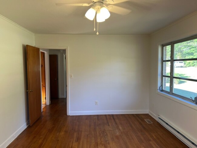 Building Photo - Home with 2 bedrooms, 1.5 Baths