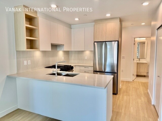Photo du bâtiment - Bright 3 Bed 2 Bath Corner Unit in Burquitlam
