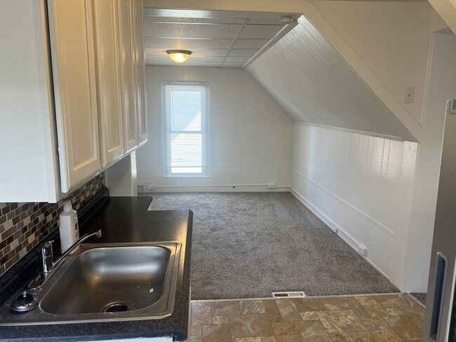 Building Photo - 441 Elm St