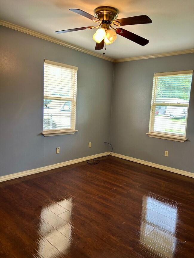 Foto del edificio - 7813 Woodfield Dr