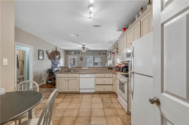 Foto del edificio - Available August 2026! Spacious 4 Bed House in South College Station!