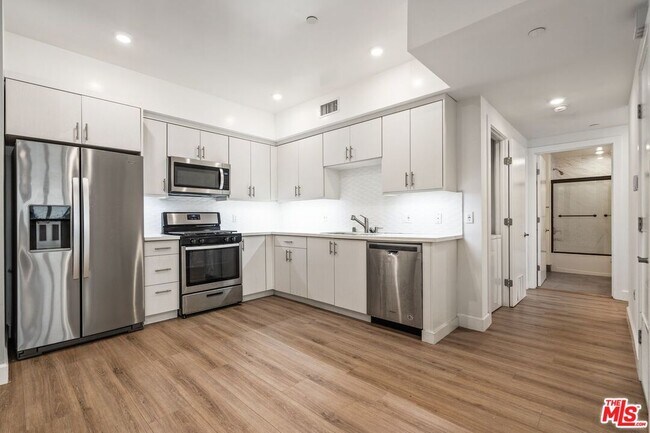 Foto del edificio - 1832 S Barrington Ave