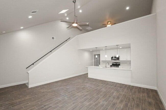 Building Photo - 7627 Woodford Ave