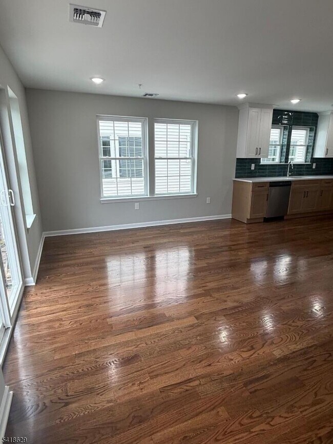Foto del edificio - 140 Littleton Ave