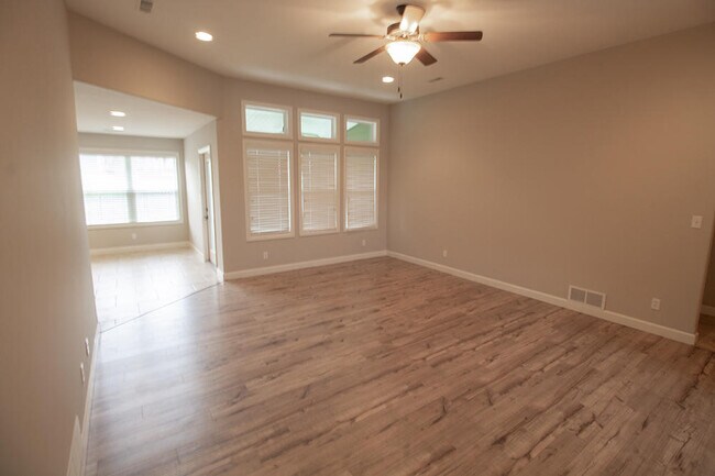 Foto del edificio - 7410 Oakley Dr