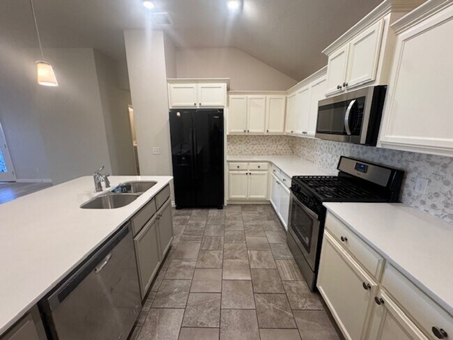 Foto del edificio - Storm shelter, All Appliances and security system with monitoring! 4 bed, 2 bath 2 car garage!