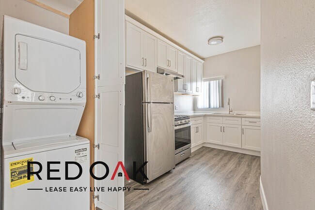 Foto del edificio - Gorgeous Two Bedroom Featuring Modern Ceil...