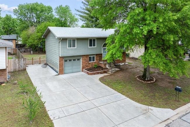 Building Photo - Spacious home near 55th st. S. and Broadway