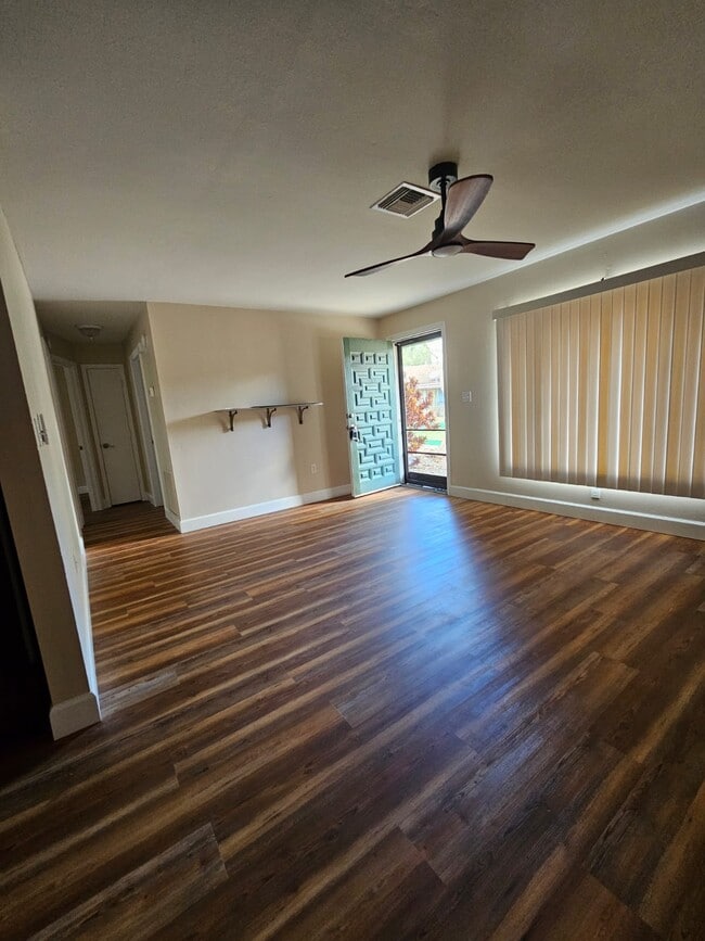 Sala de estar - 21 Crescent Lake Dr