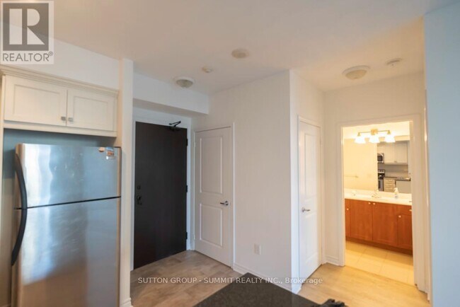 Building Photo - 385-385 Prince of Wales Dr