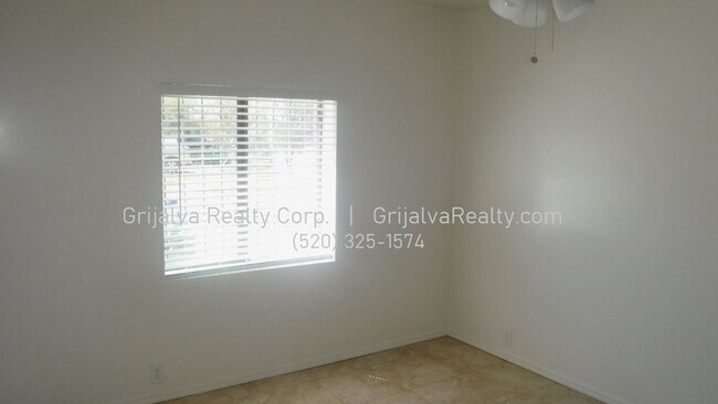 Building Photo - 1550 N 4th Ave