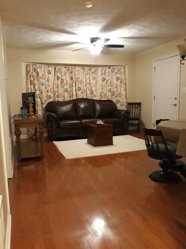 Foto del edificio - 3209 Colonial Dr