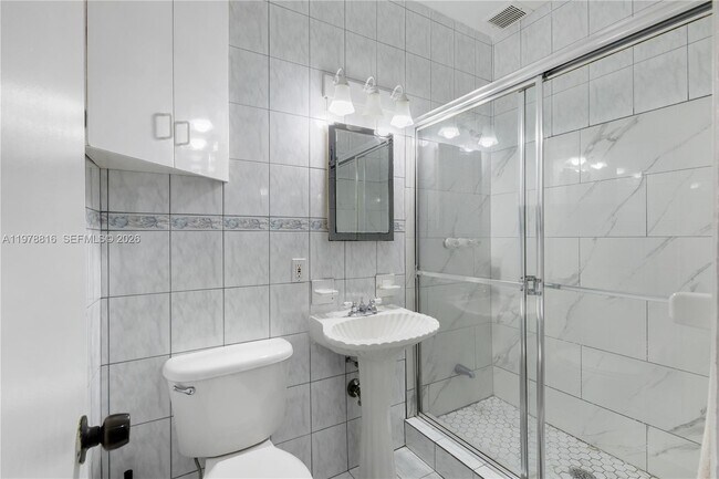 Foto del edificio - 2445 Lake Pancoast Dr