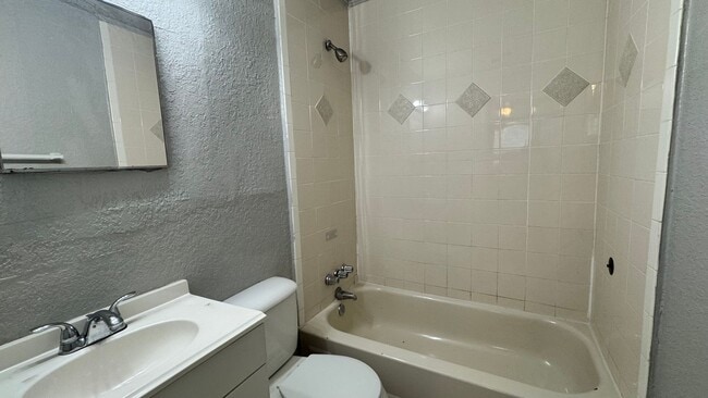 Building Photo - Large, spacious 5/2! Separate living dinin...