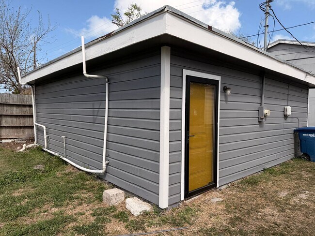 Building Photo - This studio apartment is conveniently located one block from Spohn Shoreline,