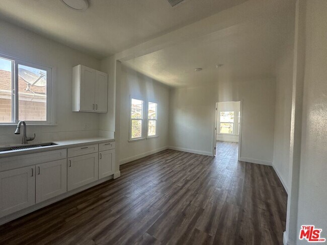Building Photo - 1237 Irolo St