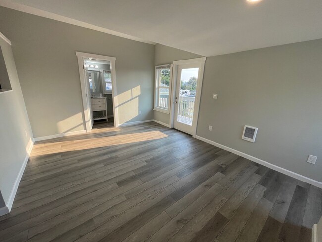Building Photo - FULLY RENOVATED 2BED/1BATH WITH BONUS/OFFI...