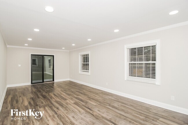 Building Photo - 2237 Powers Ferry Dr SE