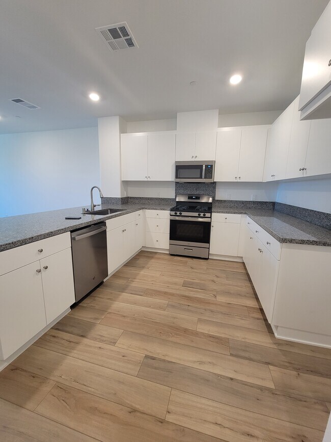 Large kitchen with new appliances - 15958 Lasselle St
