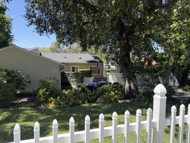 Foto del edificio - Spacious & Charming 3 Bedroom and a Den Home with Beautiful Updates