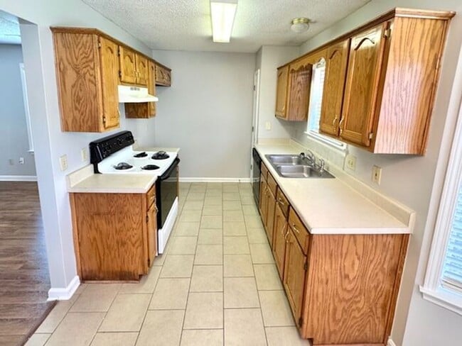 Building Photo - Available Now! 3 Bedroom 2 Bath Home in Co...