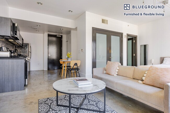 Building Photo - 810 S Spring St