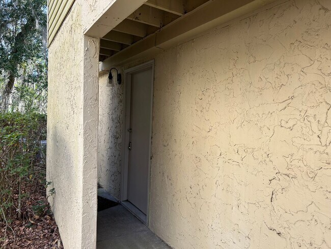 Foto del edificio - Walk to Campus from your Downstairs Flat