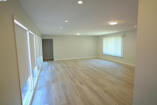 Building Photo - 3180 Watt Ave