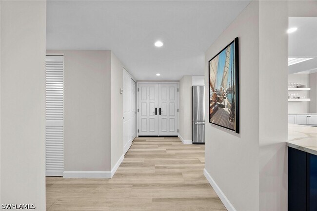 Foto del edificio - 6585 Nicholas Blvd