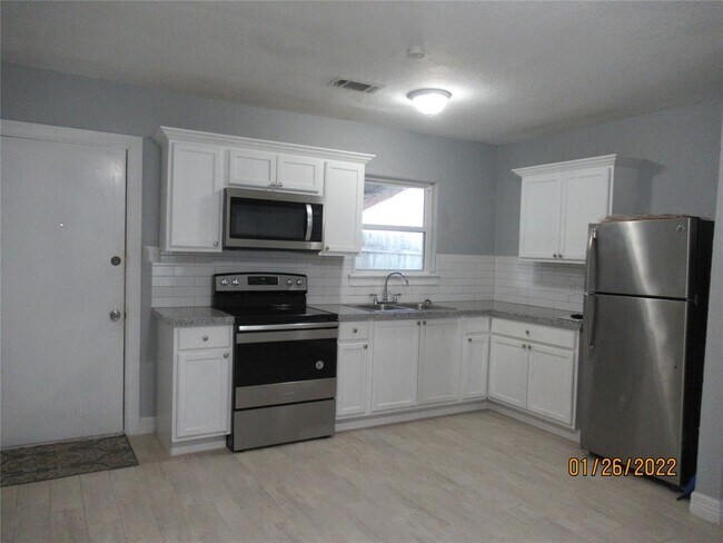 Building Photo - 1729 W 8th St