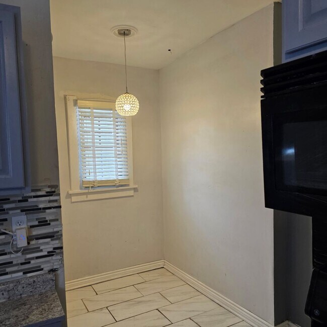 Foto del edificio - Spacious 3 Bedroom, 2 Bathroom Home in Gary, IN — $1,500/Month