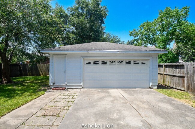 Building Photo - Gorgeously designed home with 4 bedrooms and 2.5 baths. A must see!