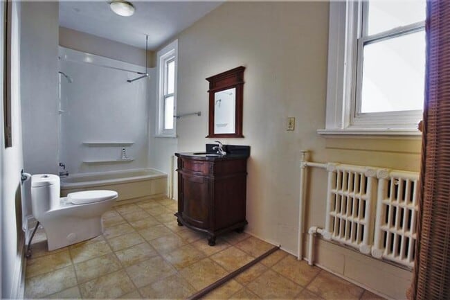 Building Photo - 406 Daly Av