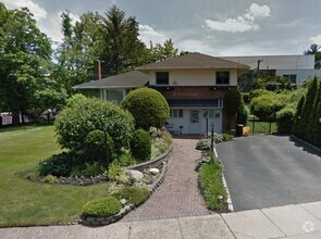 Building Photo - 310 S Oyster Bay Rd