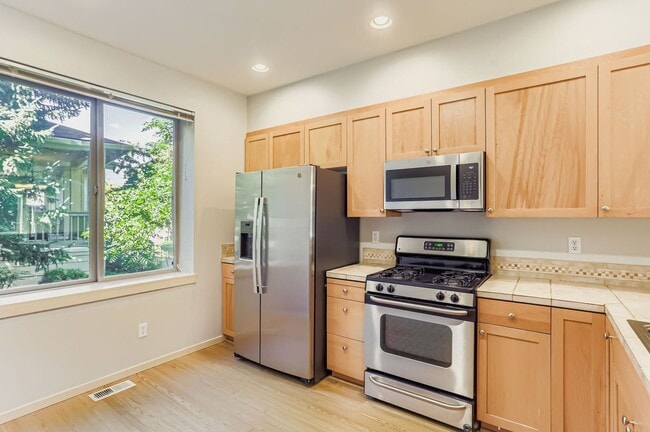 Building Photo - 2Bd/2.25Ba Issaquah Townhome