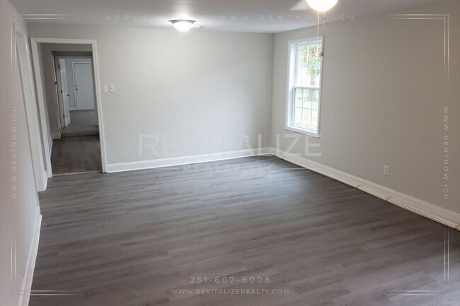 Building Photo - Beautiful Renovated 4 Bedroom/2 Bathroom H...