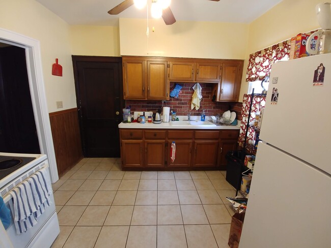 A beautiful kitchen. - 2100 Chesterland Ave