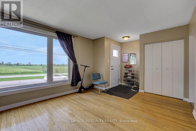 Photo du bâtiment - 892 Baseline Rd