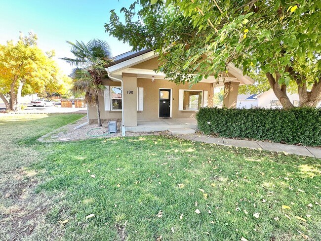 Building Photo - Charming 3 Bedroom Home! Price Reduced!
