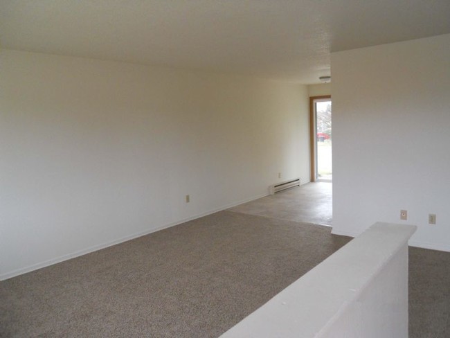 Building Photo - Two bedroom Duplex in Orchards!